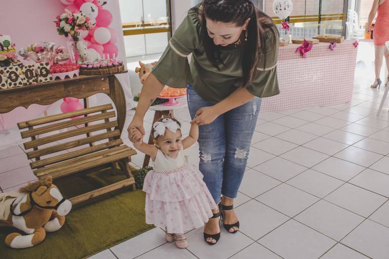 bebe andando pela primeira vez em festa infantil no olimpicus