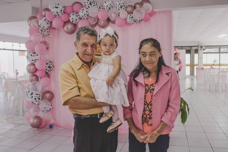 foto com os avós em festa fazendinha de menina