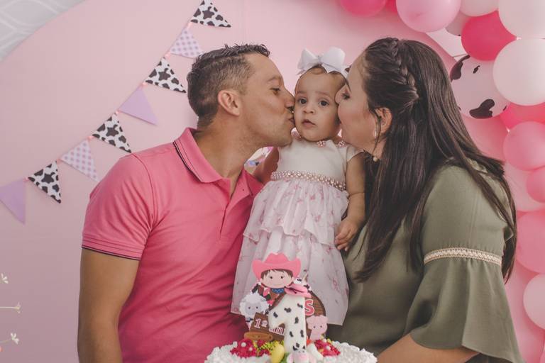 pais beijando bebe no seu aniversário de um aninho em irati pr
