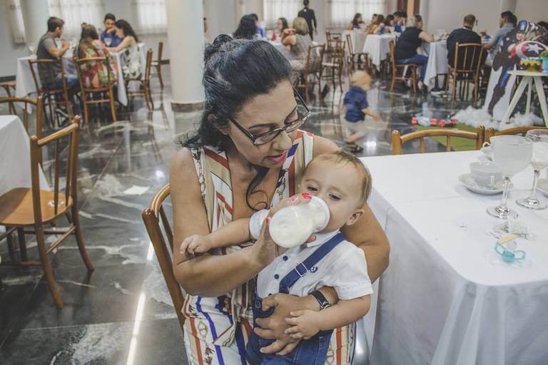 vovó dando mamadeira para bebe durante festa infantil no anila pr