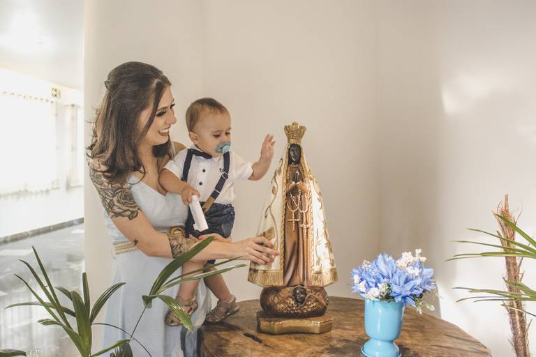 mãe e bebe abraçando imagem de nossa senhora em irati pr
