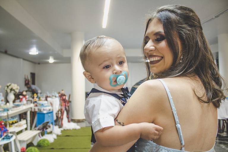 Mãe admirando sorrindo para bebê de bico no seu colo em anila Fernandes pinheiro pr