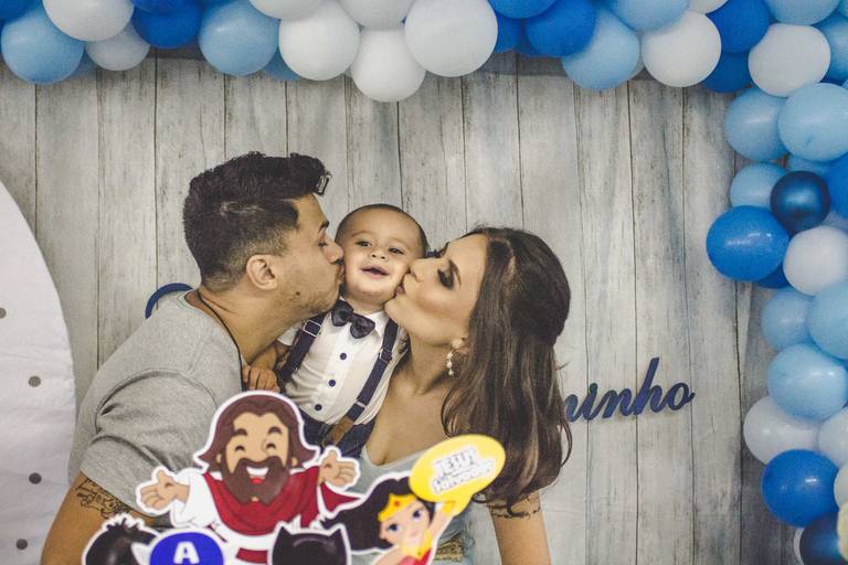 tema jesus o maior herói de todos e pais beijando criança em anila restaurante