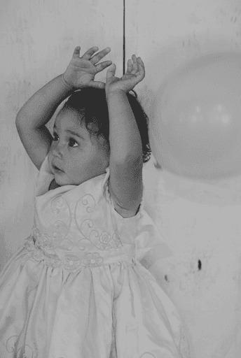 bebe brincando com bexiga
