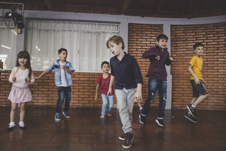 crianças dançando no samuara clube de campo durante festa infantil