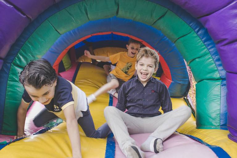 crianças brincando em tobogã durante festa infantil