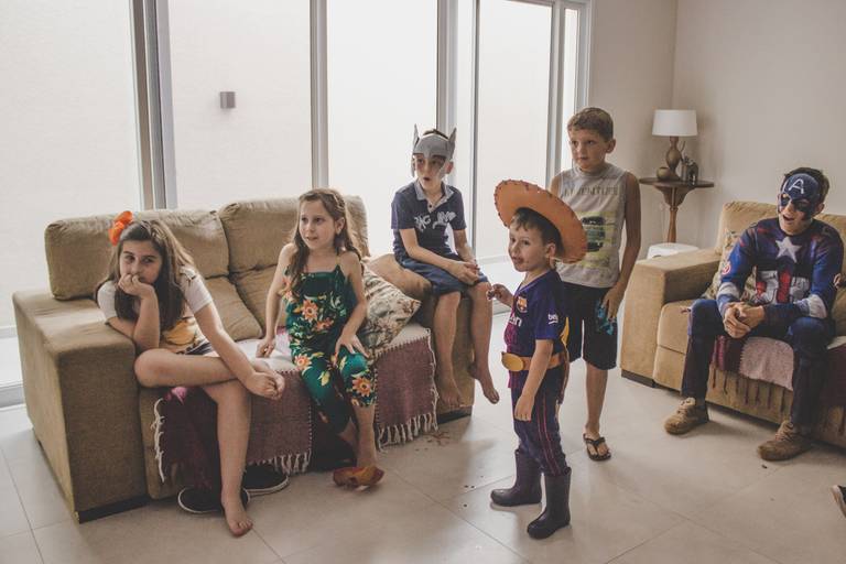 amigos reunidos na sala jogando just dance em aniversário em casa