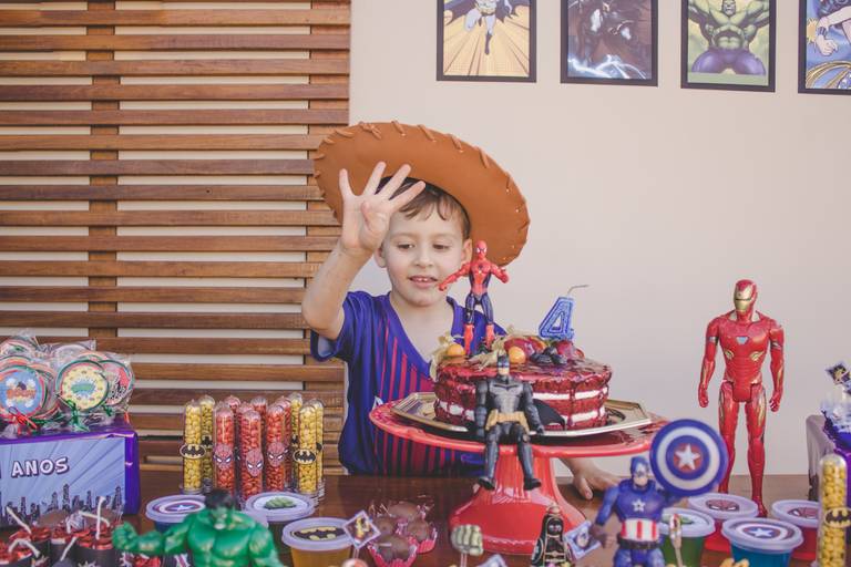 aniversário de quatro anos com tema de super heróis