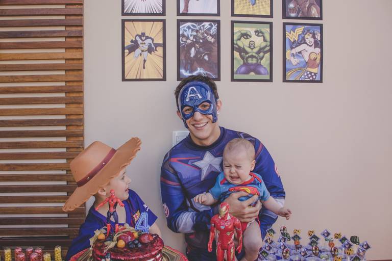 aniversário de super heróis com capitão América segurando bebê chorando em irati pr