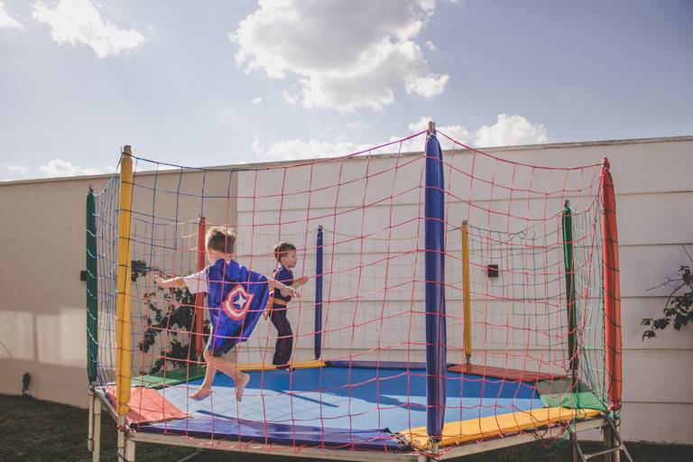 crianças pulando cama elástica em festa infantil