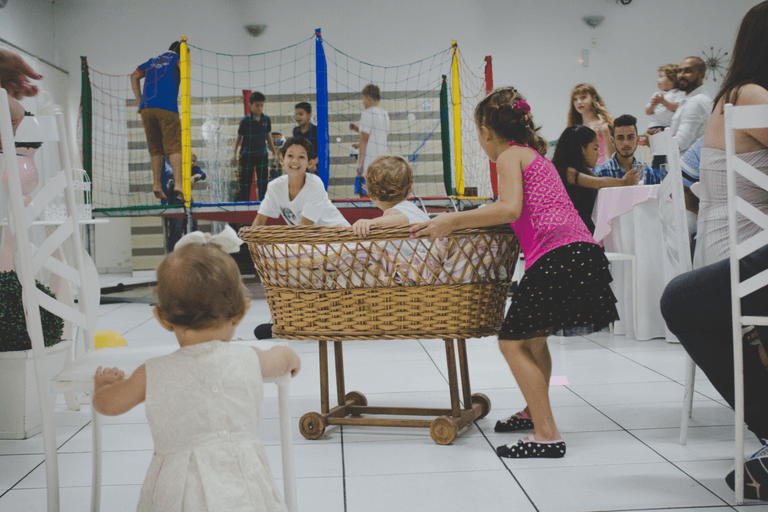 berço moisés usado para brincadeira em aniversário infantil no buffet luiza sedoski