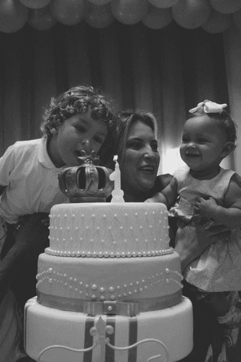 irmãos soprando velinha em aniversário com tema de princesa