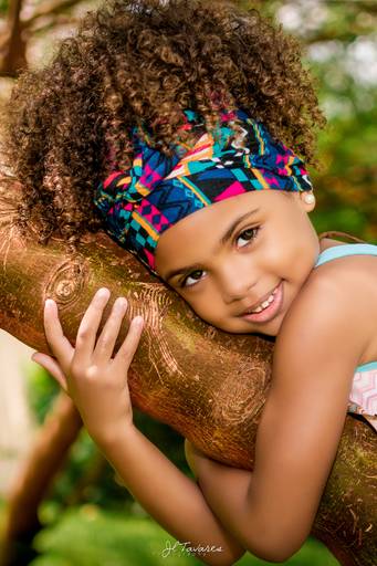 Menina com cabelos cacheados no Rio 2 Park, Condomínio Rio 2. Ensaio fotográfico infantil.