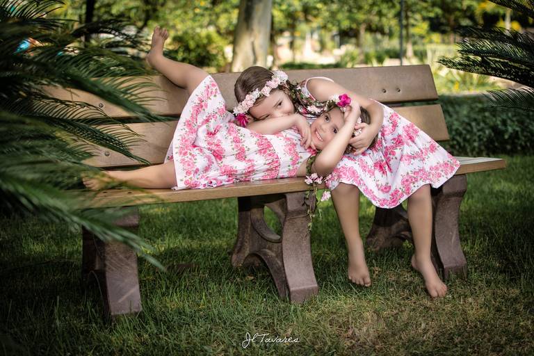 Irmãs no banco da praça.