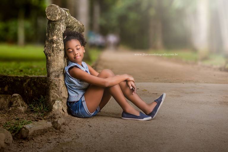 Ensaio infantil no Jardim Botanico do Rio de Janeiro. Menina sentada na ponte.