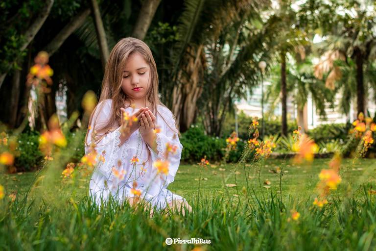 Manuella, menina loira, vestindo bata branca no Jardim do Rio 2 Park, Rio de Janeiro. Ensaio fotográfico para o Dia das Crianças.