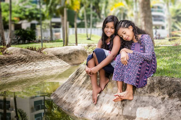 Amigas na beira do lago no Rio 2 Park.