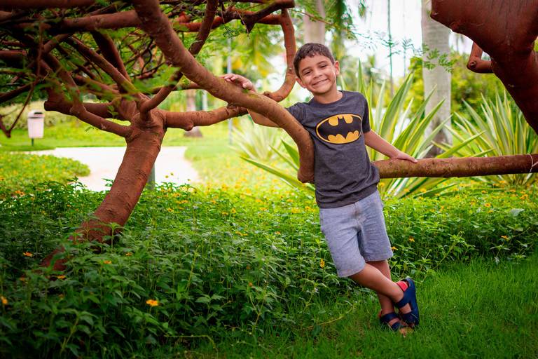 menino fantasiado de batman em jardim na barra da tijuca.