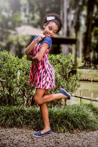 Ensaio fotografico com menina negra de cabelos crespos no Jardim Botânico do Rio de Janeiro.