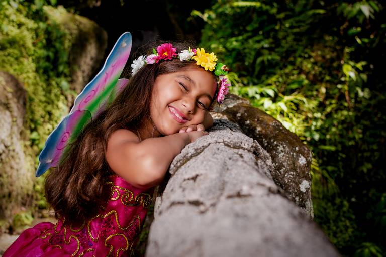 menina vestida de fadinha no Parque Laje, Rio de Janeiro. Ensaio Temático Pintando o Sete.