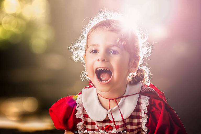 Menina vestida de Chapeuzinho Vermelho no Jardim Botanico. Ensaio fotografico tematico, Rio de Janeiro.