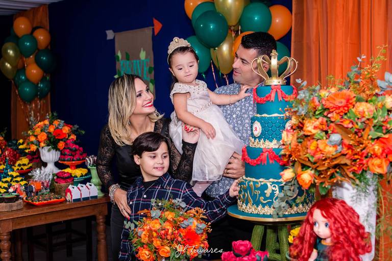 Alice e seus pais na mesa do bolo, foto feita por pirralhitus fotografia infantil.