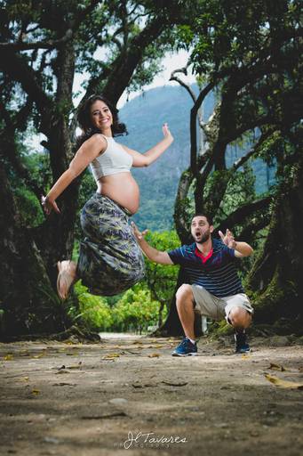 gestante pulando e pai agachado com cara de desespero