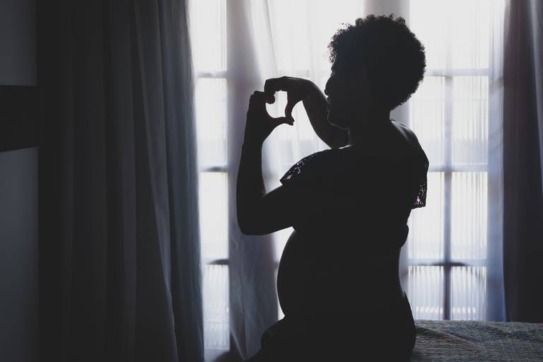 ensaio fotográfico gestante em casa estilo silhueta.