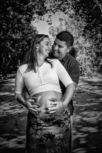 Casal abraçado se olhando e sorrindo no parque bosque da barra, Barra da Tijuca, Rio de Janeiro.