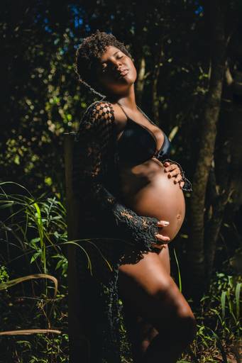 Catia Joselle de biquini preto e saida de praia em renda preta durante o seu ensaio gestante no recreio dos bandeirantes.