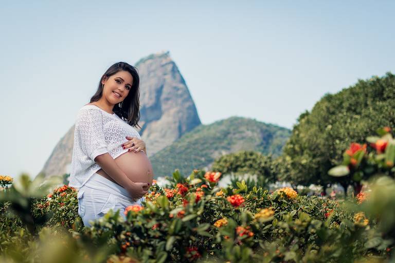 Gestante entre flores no Aterro do Flamengo, em frente ao Pão de Açúcar!
