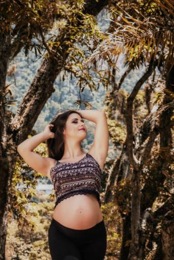 Gestante no jardim botânico do Rio de Janeiro.