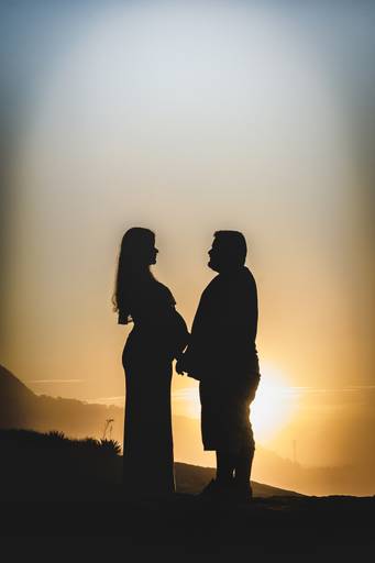 casal na praia ao pôr-do-sol, ensaio gestante.