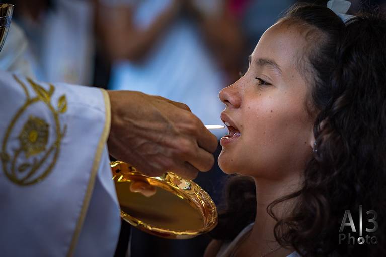Foto primeira comunhão alphaville. Foto primeira eucaristia alphaville. foto recebendo a primeira comunhão. foto recebendo a comunhão. foto recebendo a eucaristia