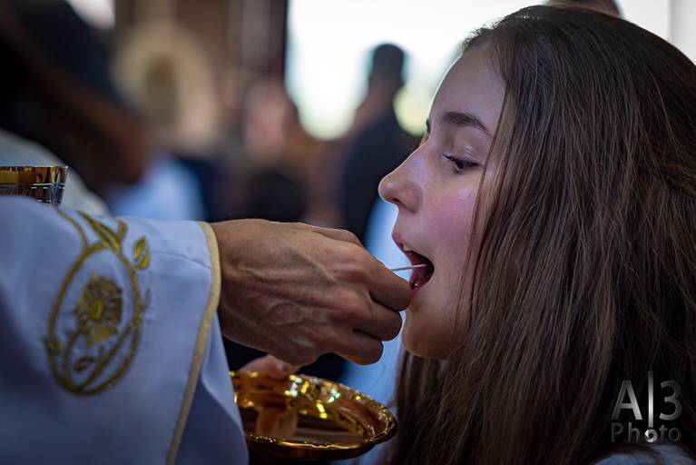 Foto primeira comunhão alphaville. Foto primeira eucaristia alphaville. foto recebendo a primeira comunhão. foto recebendo a comunhão. foto recebendo a eucaristia