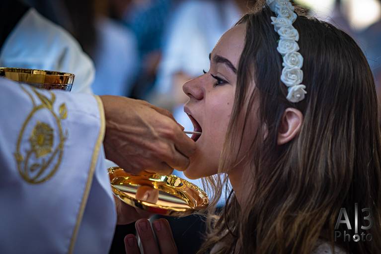 Foto primeira comunhão alphaville. Foto primeira eucaristia alphaville. foto recebendo a primeira comunhão. foto recebendo a comunhão. foto recebendo a eucaristia