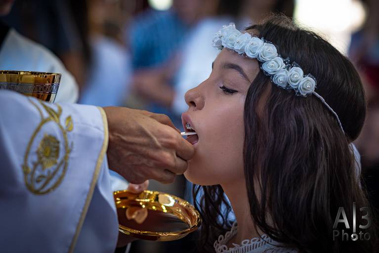 Foto primeira comunhão alphaville. Foto primeira eucaristia alphaville. foto recebendo a primeira comunhão. foto recebendo a comunhão. foto recebendo a eucaristia