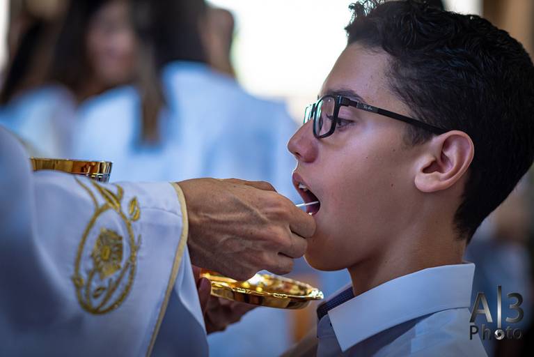 Foto primeira comunhão alphaville. Foto primeira eucaristia alphaville. foto recebendo a primeira comunhão. foto recebendo a comunhão. foto recebendo a eucaristia