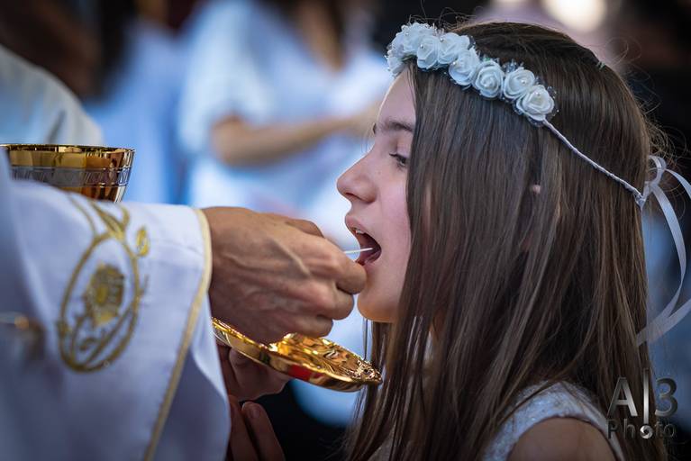 Foto primeira comunhão alphaville. Foto primeira eucaristia alphaville. foto recebendo a primeira comunhão. foto recebendo a comunhão. foto recebendo a eucaristia