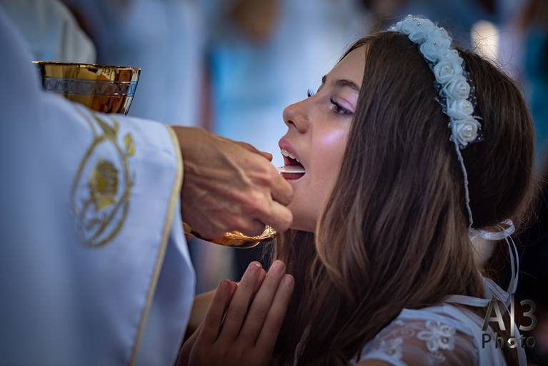 Foto primeira comunhão alphaville. Foto primeira eucaristia alphaville. foto recebendo a primeira comunhão. foto recebendo a comunhão. foto recebendo a eucaristia