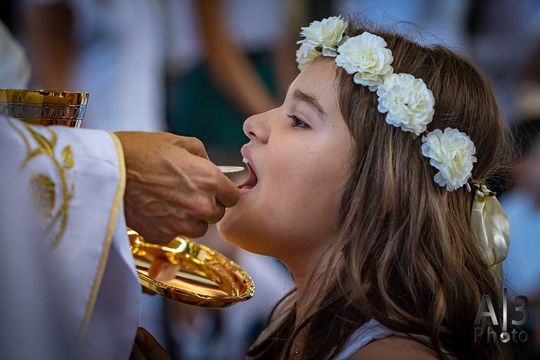 Foto primeira comunhão alphaville. Foto primeira eucaristia alphaville. foto recebendo a primeira comunhão. foto recebendo a comunhão. foto recebendo a eucaristia