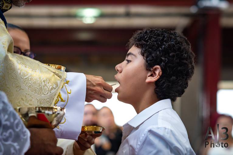 Foto primeira comunhão alphaville. Foto primeira eucaristia alphaville. foto recebendo a primeira comunhão. foto recebendo a comunhão. foto recebendo a eucaristia