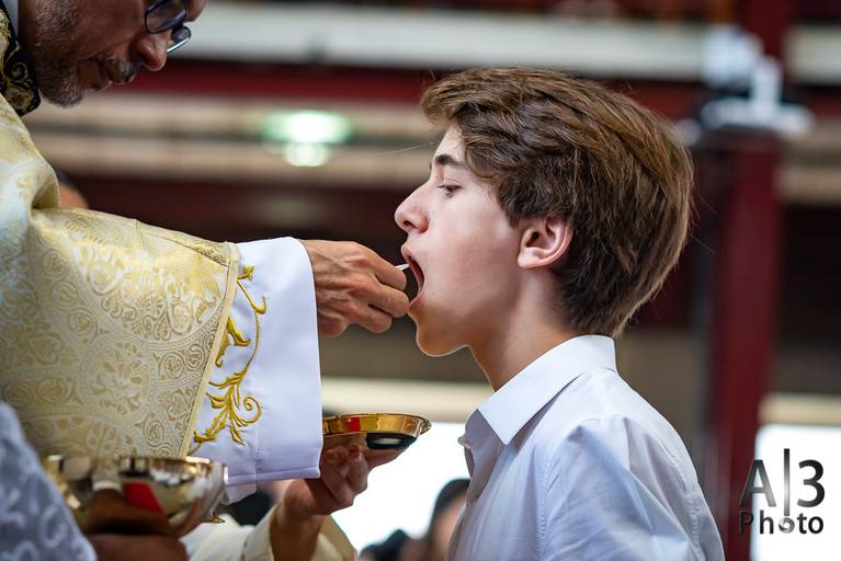 Foto primeira comunhão alphaville. Foto primeira eucaristia alphaville. foto recebendo a primeira comunhão. foto recebendo a comunhão. foto recebendo a eucaristia