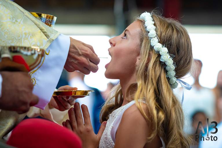 Foto primeira comunhão alphaville. Foto primeira eucaristia alphaville. foto recebendo a primeira comunhão. foto recebendo a comunhão. foto recebendo a eucaristia