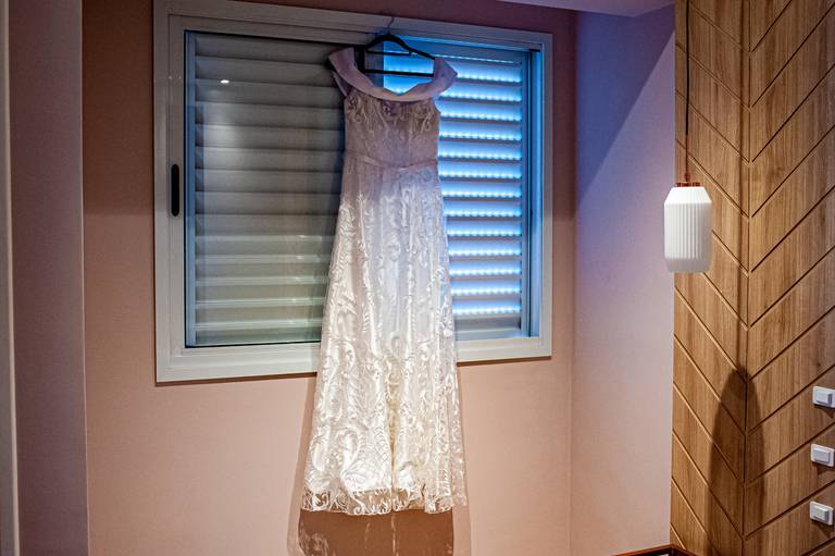 fotografia de casamento Alphaville. foto de casamento na gruta Alphaville. Foto do vestido da noiva.