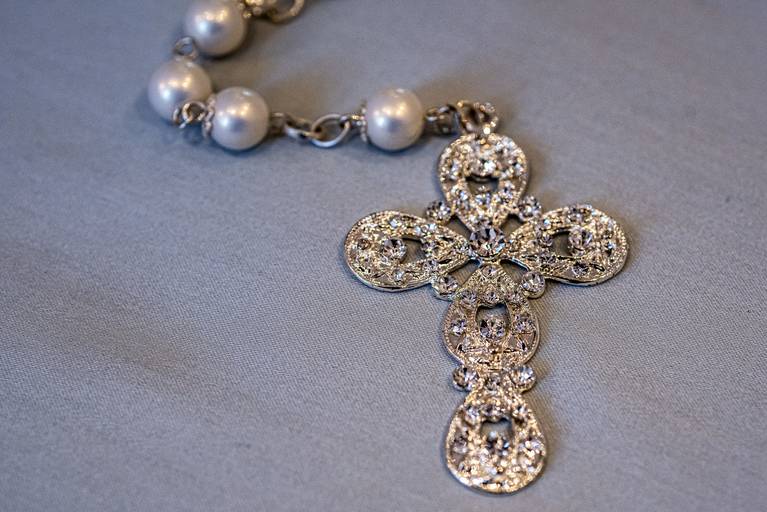 fotografia de casamento Alphaville. foto de casamento na gruta Alphaville. Foto dosacessórios da noiva.