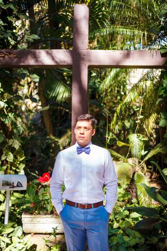 fotografia de casamento Alphaville. foto de casamento na gruta Alphaville. Foto do noivo na igreja.