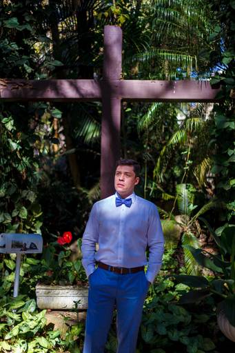 fotografia de casamento Alphaville. foto de casamento na gruta Alphaville. Foto do noivo na igreja.