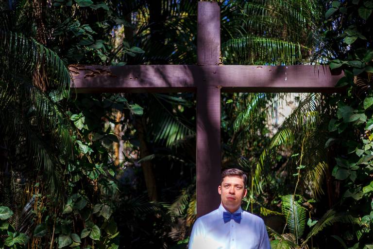 fotografia de casamento Alphaville. foto de casamento na gruta Alphaville. Foto do noivo na igreja.