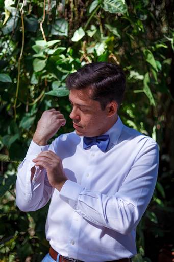 fotografia de casamento Alphaville. foto de casamento na gruta Alphaville. Foto do noivo na igreja.